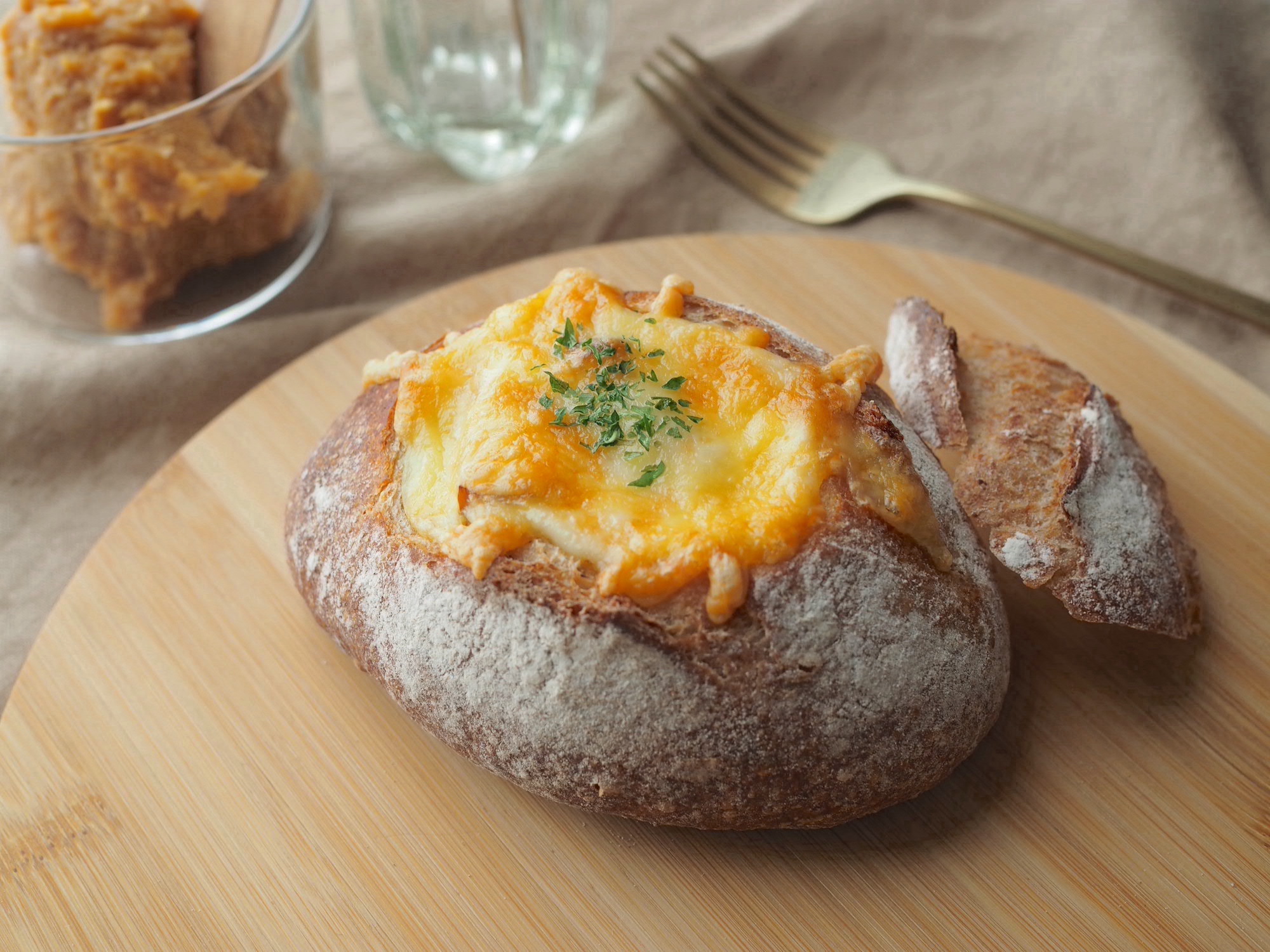 冷凍パンをリベイク!味噌クリームの丸ごとパングラタン